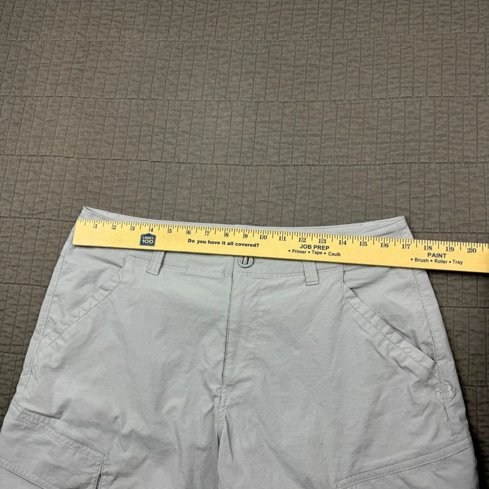 Under Armour HeatGear Mens 34 Cargo Shorts Gray Loose Fit Performance Minimalist